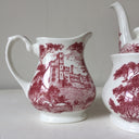 Bordeauxrode J&G Meakin melkkan uit de Merrie England-collectie