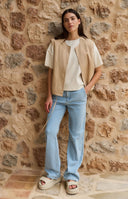YAYA jack mouwloos in de kleur desert beige, getoond in een oversized pasvorm met ronde hals en trekkoorden bij de zoom.