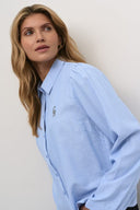 Cream blouse krijtstreep in lichtblauw met klassieke kraag