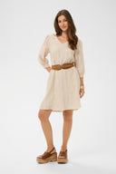 Cream jurk emilia in de kleur zand met V-hals en 3/4-mouwen