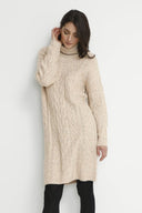 Cream jurk gebreid in creme met col en kabelpatroon