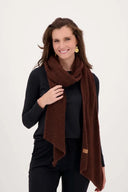 Zusss sjaal boucle in de kleur chocoladebruin met PU leren label.