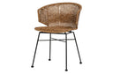 De stoel Noor van WOOOD in naturel kleur, een kuipstoel met polyester rotan zitting en zwart metalen frame.