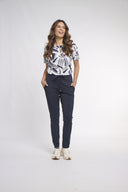Zoso travelbroek in de kleur nachtblauw met een skinny pasvorm en elastische tailleband.