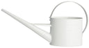 Een witte metalen gieter van Ib Laursen met een lange, smalle tuit.