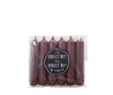 Set van 6 Rustik Lys dinerkaarsen in de kleur aubergine, verpakt in een cadeauzakje.