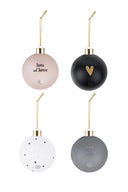 Set van vier glazen kerstballen van Zusss in de kleur antraciet met verschillende opdrukken en een goudkleurig koordje.