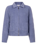 Zoso jas fien in blauw, een kort model met ritssluiting en knoopdetails.