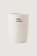 Zusss koffiemok met de tekst Happy Moment in zwarte letters op een witte keramieken mok.