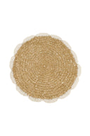 Ronde placemat van het merk Zusss gemaakt van naturelkleurig raffia met een geschulpte rand in offwhite.