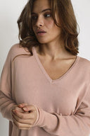 Kaffe trui in een zachte rose tint met v-hals en lange mouwen