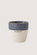 Zusss mok espresso geniet in wit keramiek met een blauwe dip en de tekst geniet op de voorzijde.