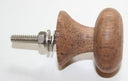 Ronde meubelknop gemaakt van bruin hout met een metalen bevestiging