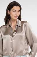 YAYA blouse in beige/bruin met een subtiele satijnglans, klassieke kraag en knoopsluiting.