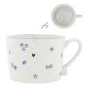 Bastion Collections mok l daisies met blauwe bloemetjes en zwart hartje