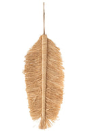 Wanddecoratie in de vorm van een blad, uitgevoerd in naturelkleurig raffia en hout.