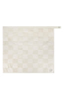 Zusss handdoek in de kleur zand met een blokpatroon