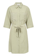 Cream jurk in de kleur green tea met doorknoopsluiting, klassieke kraag en ceintuur.