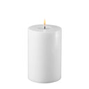 Witte DeluxeHomeart LED kaars met een diameter van 10 cm en een hoogte van 15 cm en een realistische wasachtige toplaag.