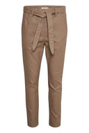Cream broek leatherlook in de kleur caramel met bijpassende ceintuur