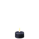 Donkerblauw LED waxinelichtje van DeluxeHomeart met een realistische vlam.