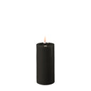 Zwarte DeluxeHomeart LED kaars van 5 bij 10 cm met een natuurlijk ogende vlam