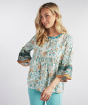 Esqualo blouse in offwhite met all-over print, ronde hals en ruffles bij de mouwen