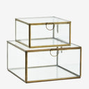 Madam Stoltz glazen box met een antiek brass frame en glazen wanden