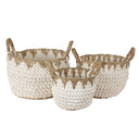 Wit gehaakte mand van katoen en raffia met handvatten aan de zijkanten.