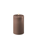 DeluxeHomeart LED-kaars in de kleur mokka, 7,5 bij 12,5 cm groot.