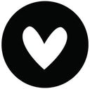 Zwarte muurcirkel van Label-R met een wit hart design, gemaakt van Forex materiaal.