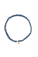 Goudkleurige armband van Zusss met donkerblauwe steentjes
