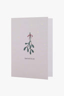 Zusss kerstkaart kerstkus in zandkleur met mistletoe takje, geleverd met een gouden envelop.
