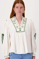 Zusss blouse met bloemen in off white met mossgreen bloemmotief op de mouwen en hals.