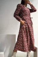 Zusss jurk met zandkleurige en roodbruine ikat print, inclusief centuur.