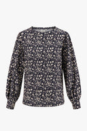 Zusss blouse met boothals in donkerblauw voorzien van een subtiele blaadjesprint