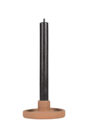 Ronde kandelaar van Zusss in de kleur terracotta op een neutrale ondergrond.