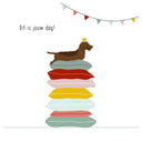 Wenskaart van CountryatHome met een illustratie van teckel Frits met een kroontje en de tekst Dit is jouw dag