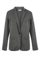 Zusss blazer in de kleur antracietgrijs met een knoopsluiting en twee zakken.