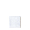 Witte katoenen handdoek van Bastion Collections met een subtiel verwerkt hartjespatroon.