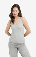YAYA singlet rib in medium grey met een fijn geribbelde structuur en golvende afwerking bij de halslijn.