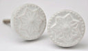 Witte ronde meubelknop model Coin L van keramiek en metaal.