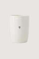 Zusss koffiemok van wit keramiek met een zwart hartje op de voorzijde.