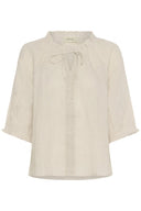 Cream blouse linnen in de kleur naturel met driekwart mouwen en een ronde hals met koord.