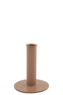 Een minimalistische, ronde kaarsenstandaard van het merk MrsBloom in de kleur nude.
