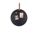 Rond zwart metalen magneetbord met een PU leren lus voor bevestiging.