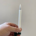 Witte smalle DeluxeHomeart LED-kaars van 15 cm hoog met een realistisch vlammetje.