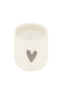 Zusss geurkaars hartje in een witte keramieken pot met een zilverkleurig hartje op de voorzijde.