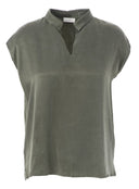 JcSophie blouse in de kleur army green met korte mouwen en een kraagje met split.
