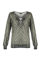 G-maxx blouse in zwart met subtiele lichte print, voorzien van een V-hals met touwtje.